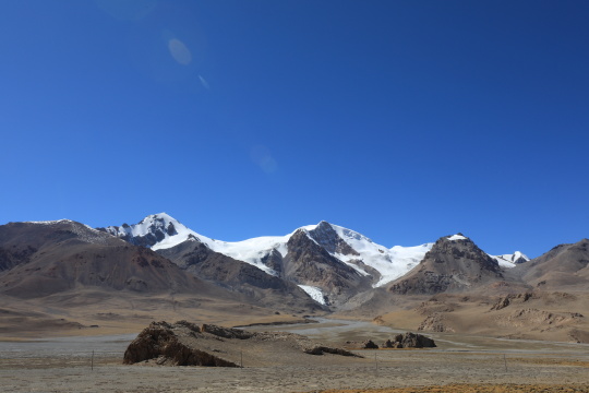 中国西藏高原阿里地区的雪山