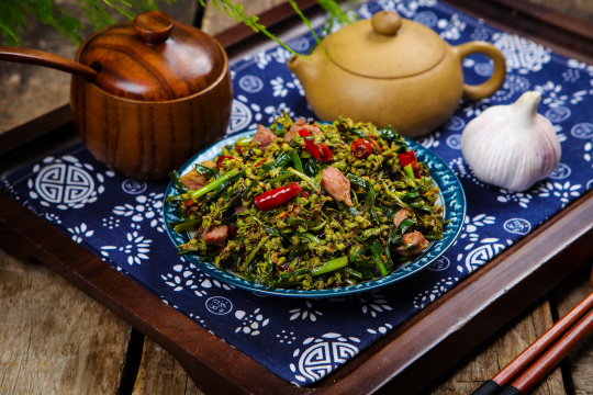 韭菜腊肉丁炒棠梨花