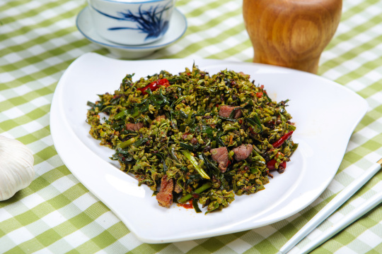 韭菜腊肉丁炒棠梨花
