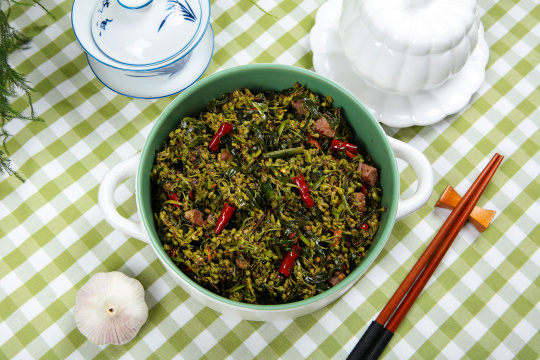 韭菜腊肉丁炒棠梨花