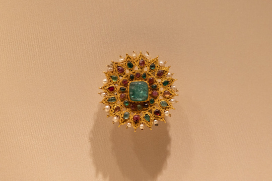 北京故宫珍宝馆金嵌珍珠宝石圆花【清】