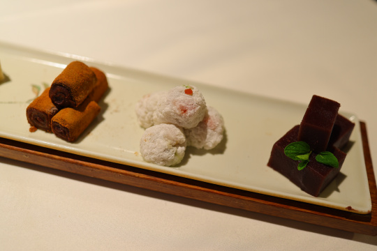 小吃拼盘：豌豆黄 小豆凉糕 芸豆卷