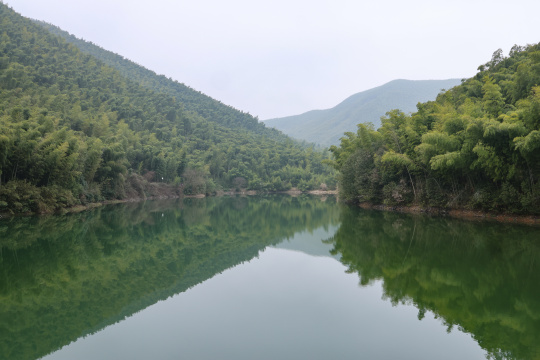 浙江湖州德清县上杨村静谧的湖光山色