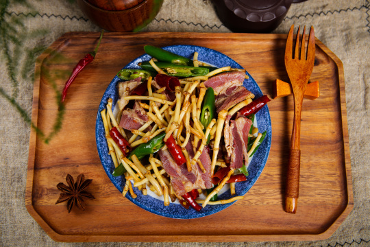 鱼腥草炒腊肉