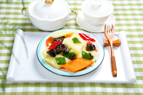 胡萝卜木耳炒淮山药