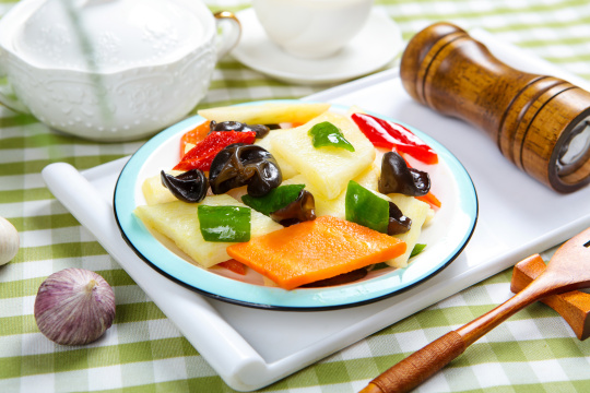 胡萝卜木耳炒淮山药