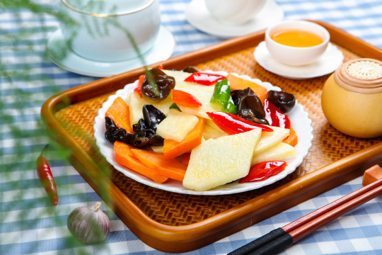 胡萝卜木耳炒淮山药