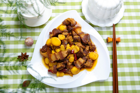 板栗红烧肉
