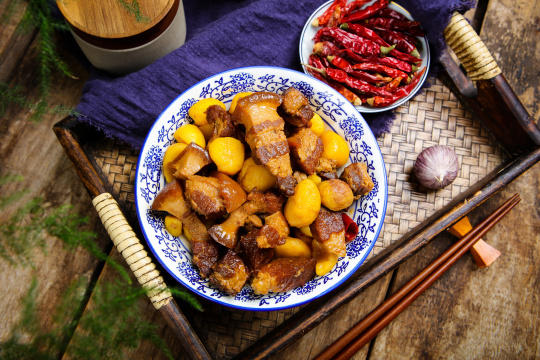 板栗红烧肉