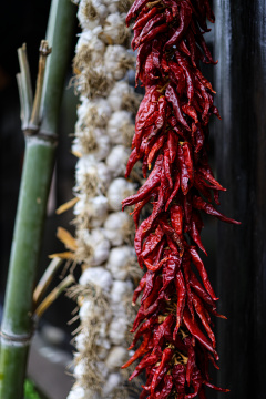 中国杭州永福寺悬挂的辣椒和玉米