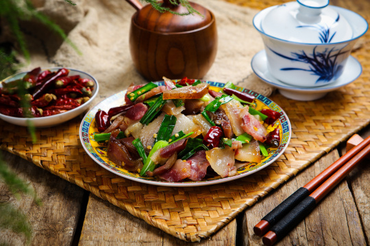 蒜苗炒腊猪脸