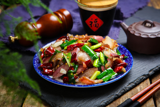 蒜苗炒腊猪脸