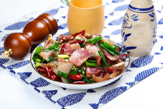 蒜苗炒腊猪脸