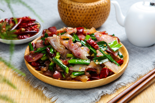 蒜苗炒腊猪脸