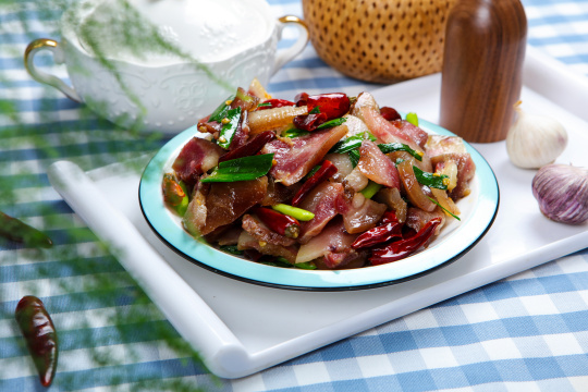 蒜苗炒腊猪脸