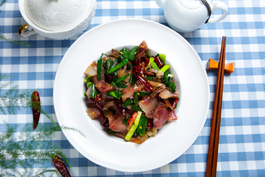 蒜苗炒腊猪脸