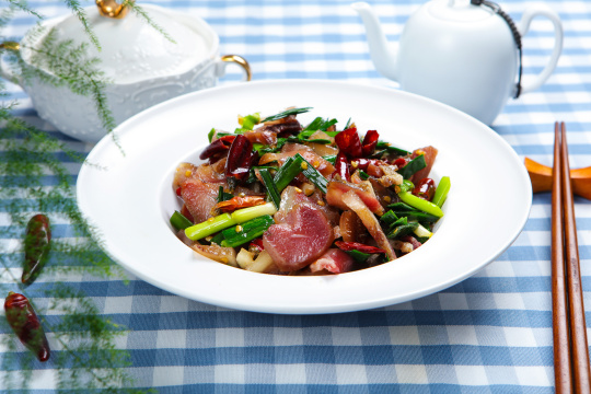 蒜苗炒腊猪脸