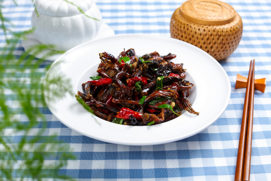 爆炒烟熏腊牛蛙