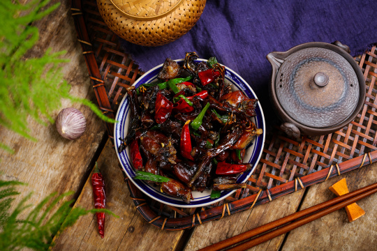 爆炒烟熏腊牛蛙