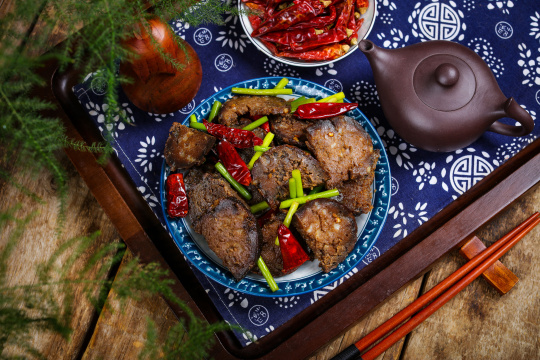 蒜苔炒猪血丸子