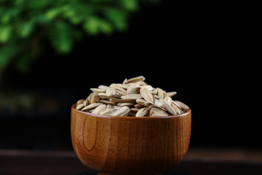 桌上碗里的白瓜子