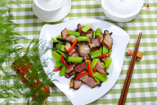 西芹炒腊肉