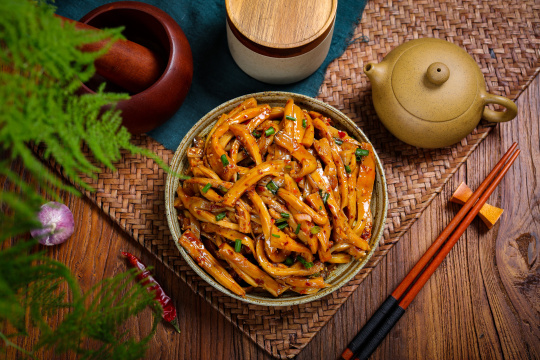 凉拌手撕红油杏鲍菇