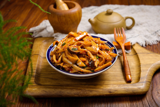 凉拌手撕红油杏鲍菇