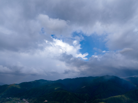 航拍郊外的山脉自然风光