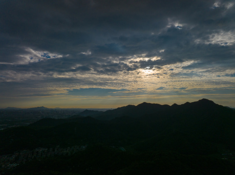 西湖山脉日出风景 逆光山脉剪影