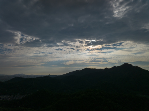 西湖山脉日出风景 逆光山脉剪影