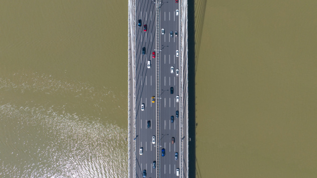 航拍杭州之江大桥上的车流