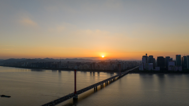 航拍杭州西兴大桥日落