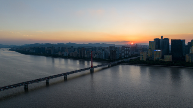 航拍杭州西兴大桥日落