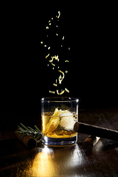 往酒杯里放入填满的柠檬皮的样子 