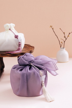 在茶点桌上下有礼物包装盒。 