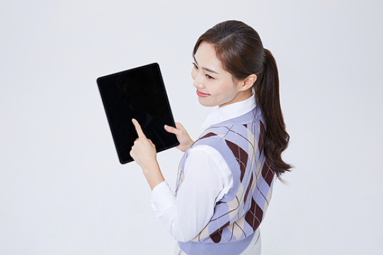 战斗中的商业——年轻人手持平板电脑的照片图像 