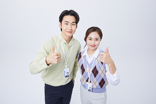 奋斗事业——年轻人竖起大拇指的照片图像 