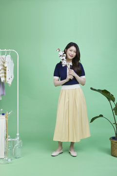 回收衣物_拿着棉花的女性照片图像 