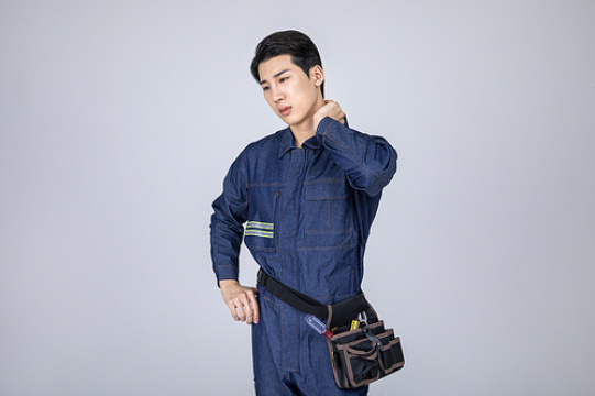 MZ 高手_声称肌肉痛的现场职男性照片图像 