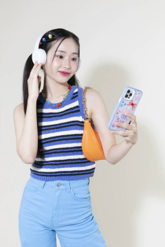 Y2K 生活方式_戴着耳机选歌的女性照片图像 