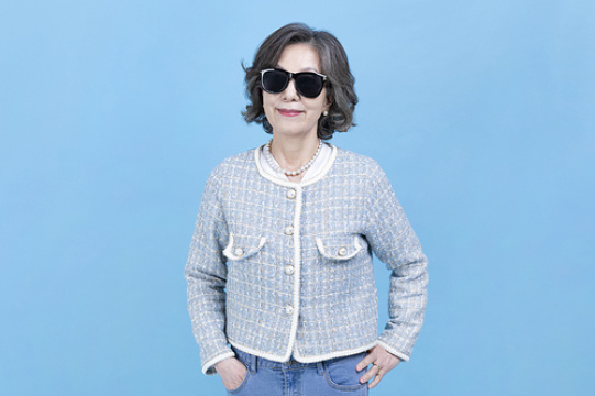 戴着嘻哈风太阳镜的老年人照片图像 