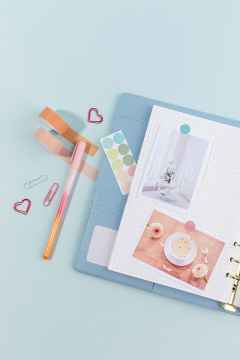 学习用品和装饰日记的照片图像 