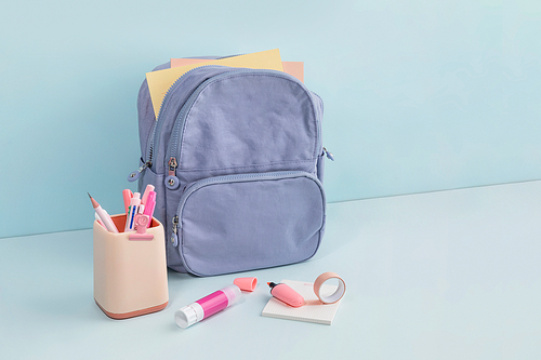 学习用品和装饰_新学期书包和学习用品照片图像 