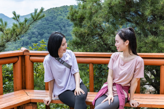 登山与打脸——面对面的照片图像 