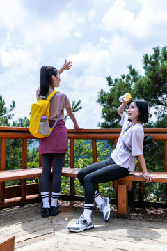 登山与鞭笞——在避难所休息的照片图像 