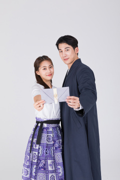 秋夕购物_一对夫妇拿着婚礼包的照片图像 