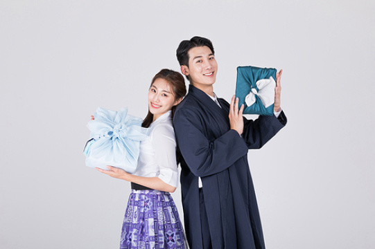 秋夕购物 - 一对夫妇拿着传统盒子的照片图像 