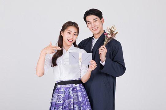 秋夕购物_一对夫妇手持鲜花和婚礼包的照片图像 