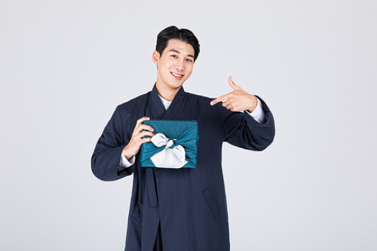 秋夕购物_手部动作和男子照片图像 